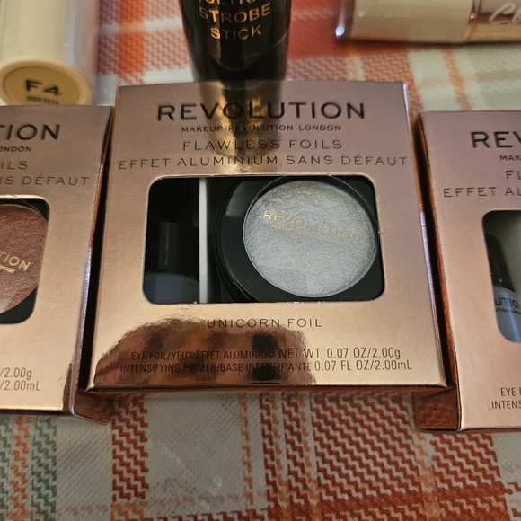 Revolution Flawless Foils Eyeshadow Set - Picture 3 of 9